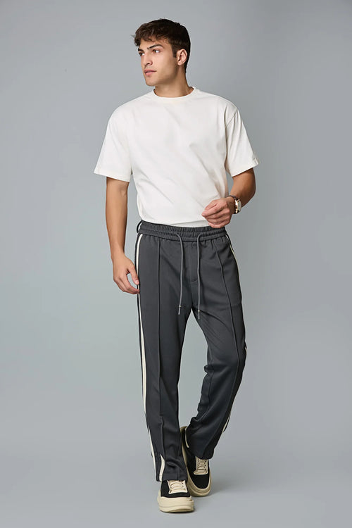 Model wearing LOFA men’s straight-fit active pants – smooth stretch fabric for all-day flexibility and style.