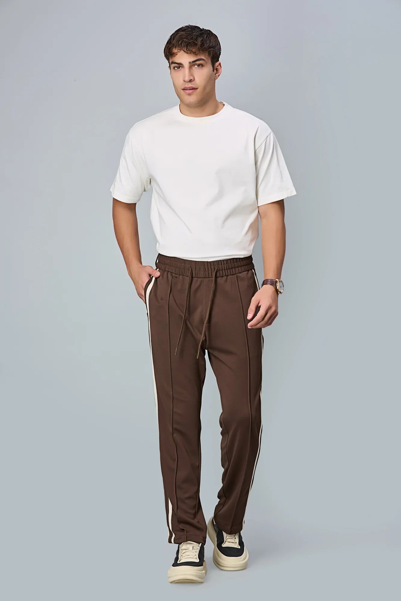 Model wearing LOFA men’s straight-fit active pants – smooth stretch fabric for all-day flexibility and style.