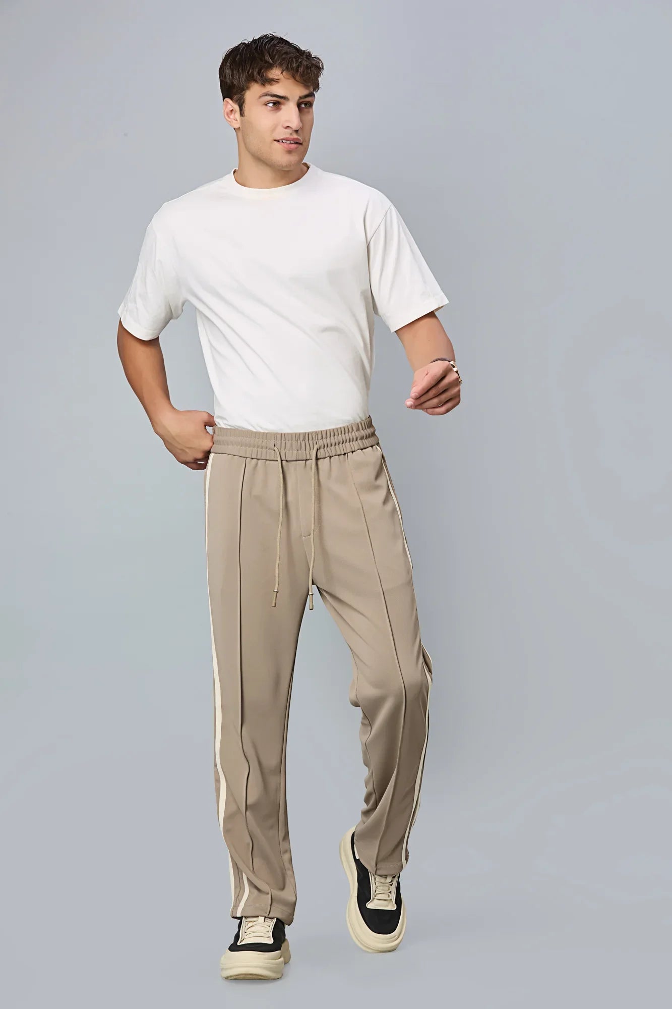 Full outfit look with LOFA men’s khaki straight-fit active pants – versatile for casual, travel, and everyday comfort.