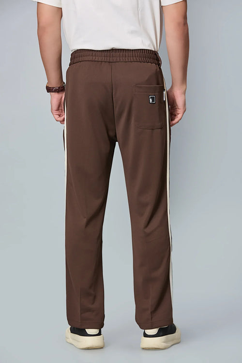 Back view of LOFA straight-fit men’s active pants – clean silhouette with wrinkle-resistant fabric.